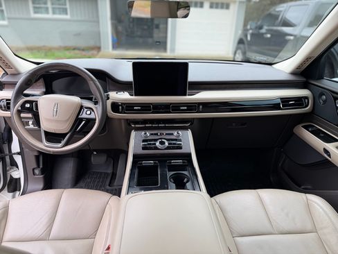 Used 2023 Lincoln Aviator Reserve w/ Equipment Group 201A image 9