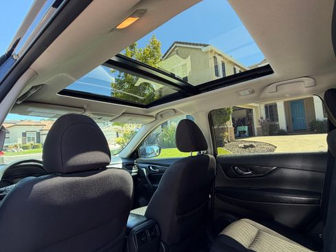 Used 2017 Nissan Rogue SV FWD image 12