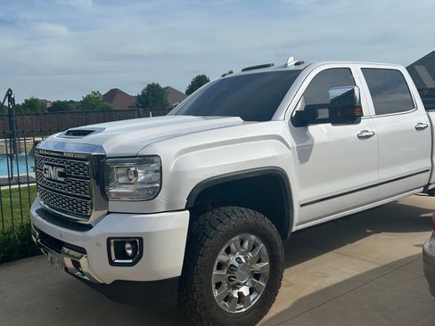 Used 2018 GMC Sierra 2500 Denali w/ Duramax Plus Package AWD/4WD image 4