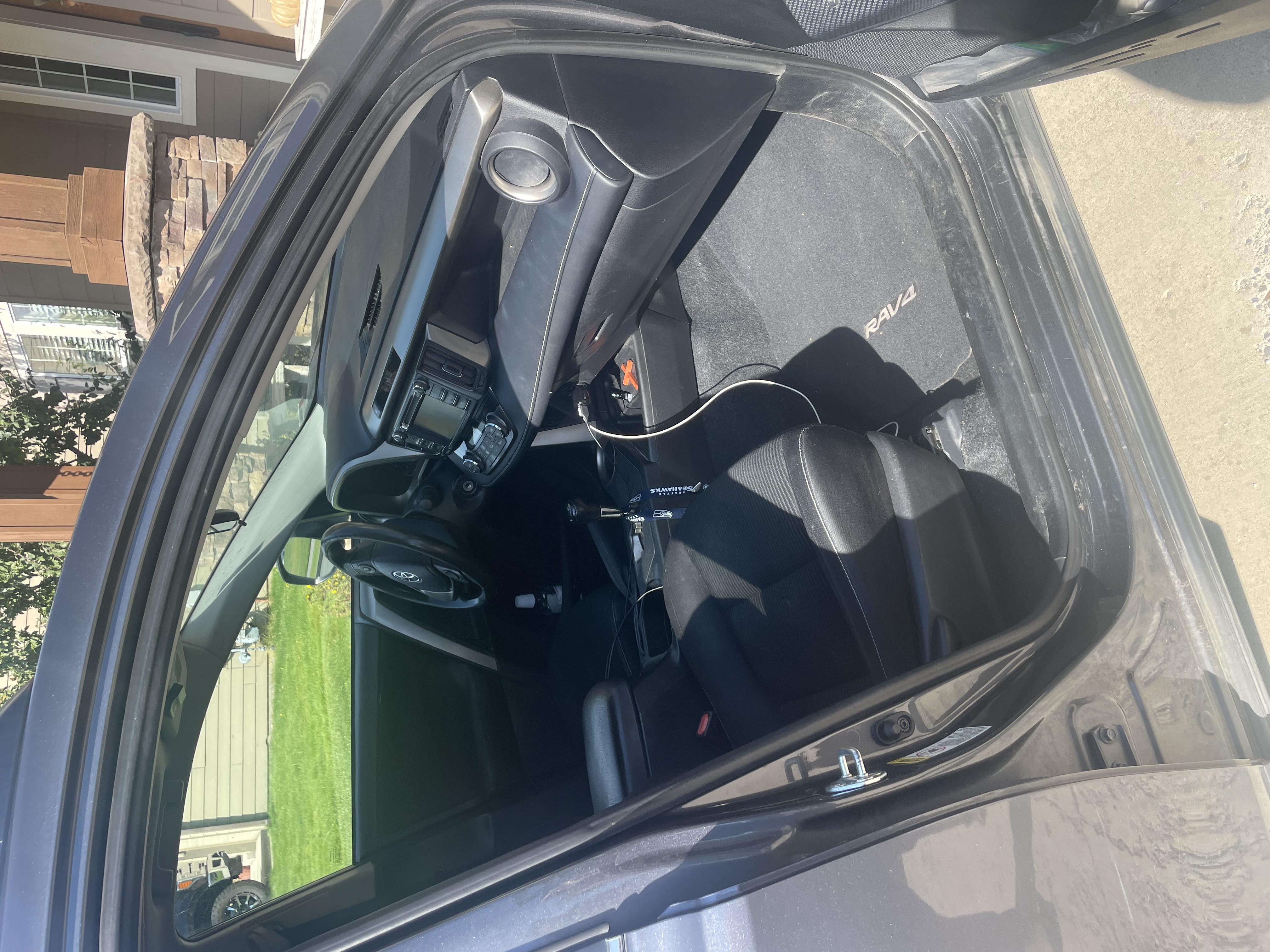 Used 2014 Toyota RAV4 XLE AWD/4WD image 2