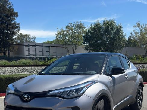 Used 2020 Toyota C-HR XLE image 1