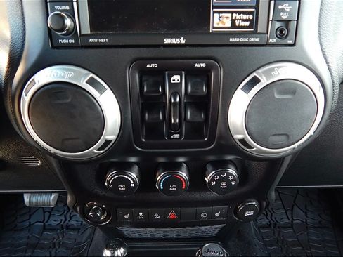 Used 2016 Jeep Wrangler Unlimited Rubicon w/ Connectivity Group image 24