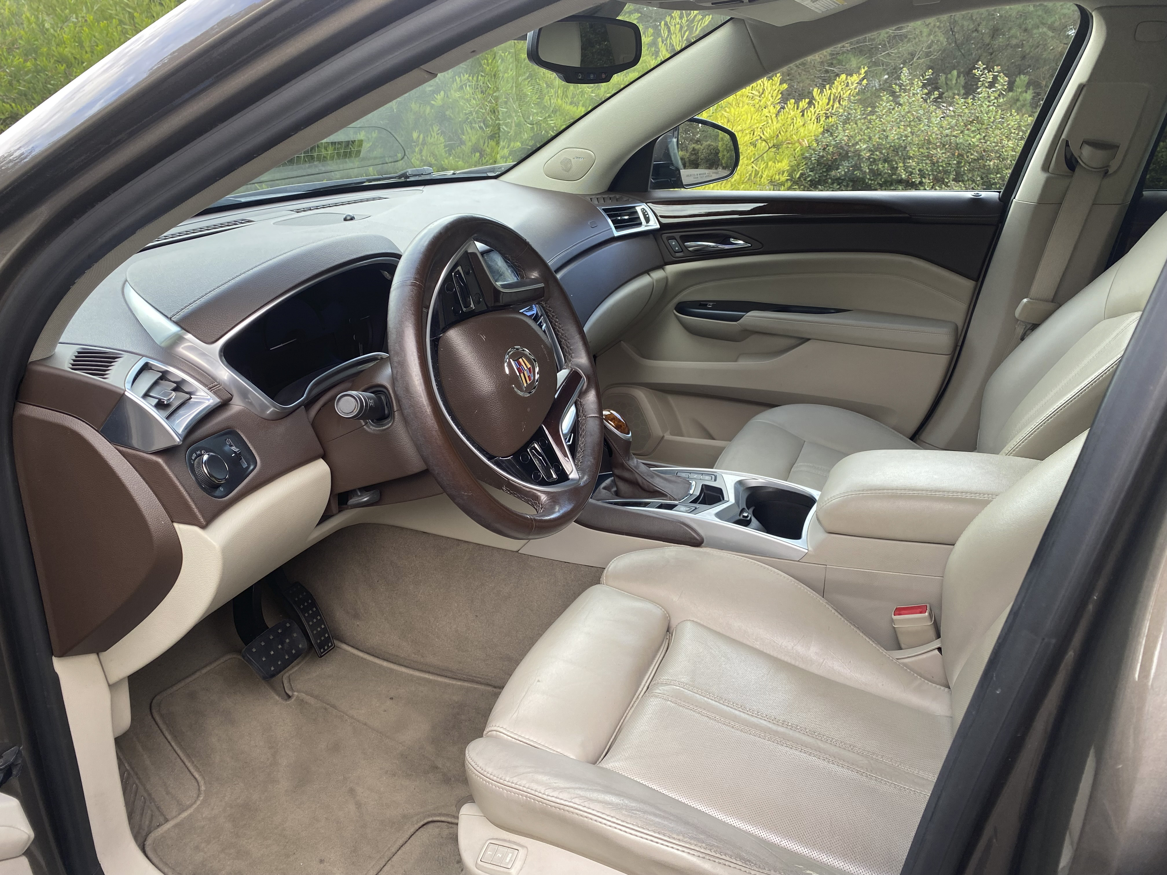 Used 2014 Cadillac SRX Luxury w/ Driver Awareness Package FWD image 3