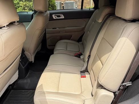 Used 2015 Ford Explorer XLT w/ Equipment Group 202B FWD image 4