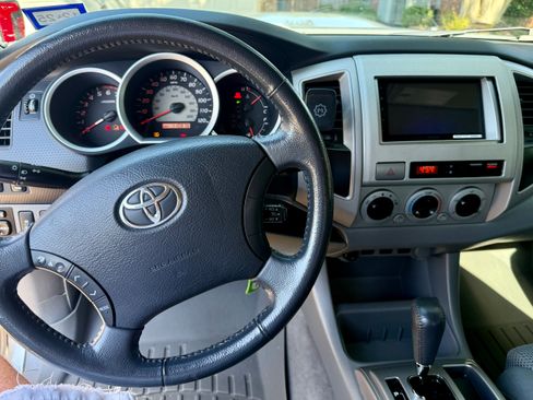 Used 2011 Toyota Tacoma PreRunner w/ TRD Sport Pkg RWD image 8
