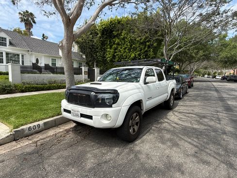 Used 2010 Toyota Tacoma PreRunner image 1