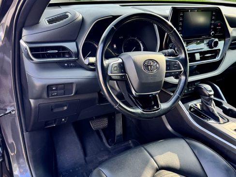 Used 2021 Toyota Highlander XSE FWD image 4