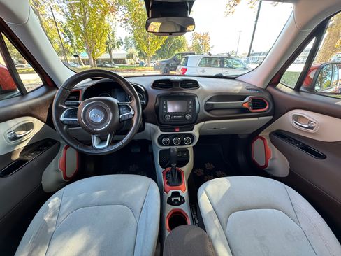 Used 2015 Jeep Renegade Latitude image 9