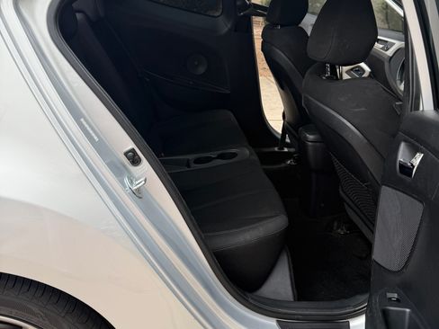 Used 2017 Hyundai Veloster Coupe 3D image 2