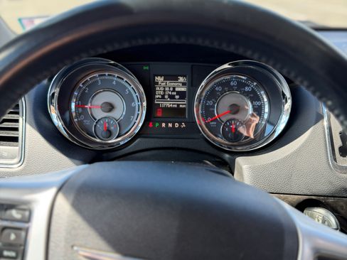 Used 2014 Chrysler Town & Country Touring image 13