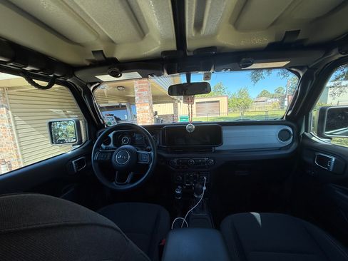 Used 2025 Jeep Wrangler Unlimited Sport image 4