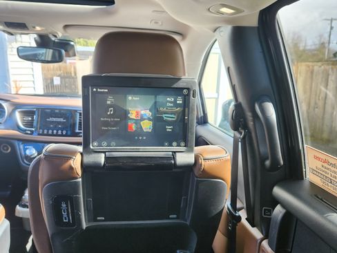 Used 2018 Chrysler Pacifica Limited w/ Tire & Wheel Group image 11