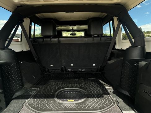 Used 2018 Jeep Wrangler Unlimited Sahara image 9