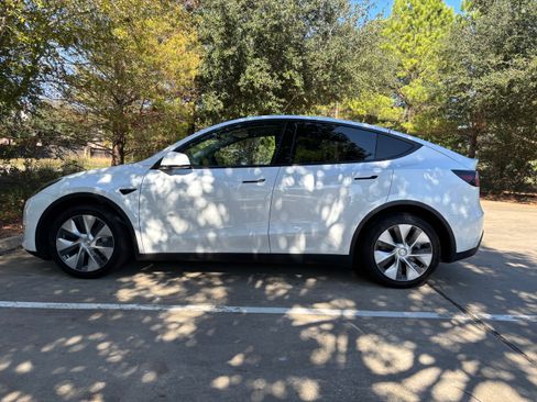 Used 2022 Tesla Model Y Long Range image 1