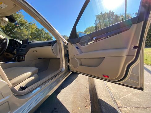 Used 2010 Mercedes-Benz C 300 Sedan image 17