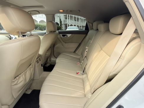 Used 2017 INFINITI QX70 3.7 Sport Utility 4D image 9