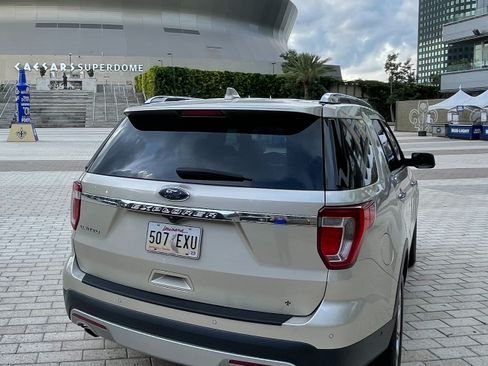 Used 2017 Ford Explorer Limited w/ Equipment Group 301A FWD image 5