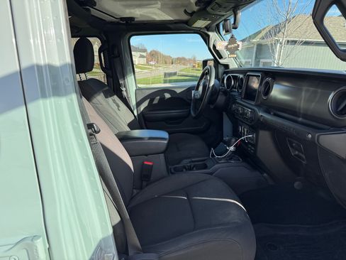 Used 2023 Jeep Wrangler Unlimited w/ Cold Weather Group image 13