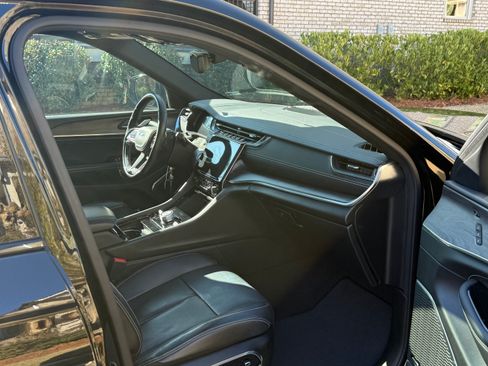 Used 2023 Jeep Grand Cherokee L Overland w/ Advanced Protech Group III image 5