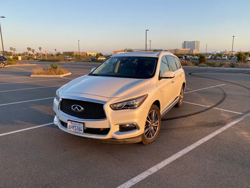 Used 2019 INFINITI QX60 Luxe w/ Sensory Package FWD image 4