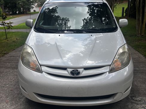 Used 2009 Toyota Sienna XLE w/ Towing Prep Pkg FWD image 2