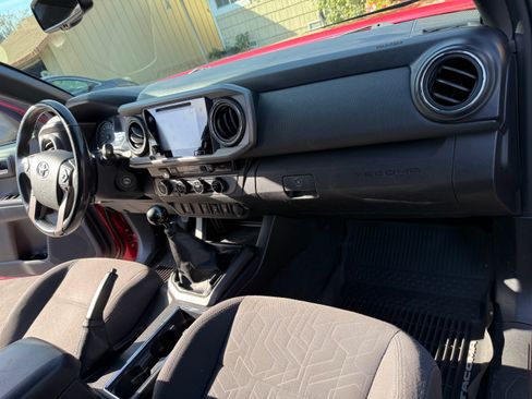 Used 2017 Toyota Tacoma TRD Off-Road image 18
