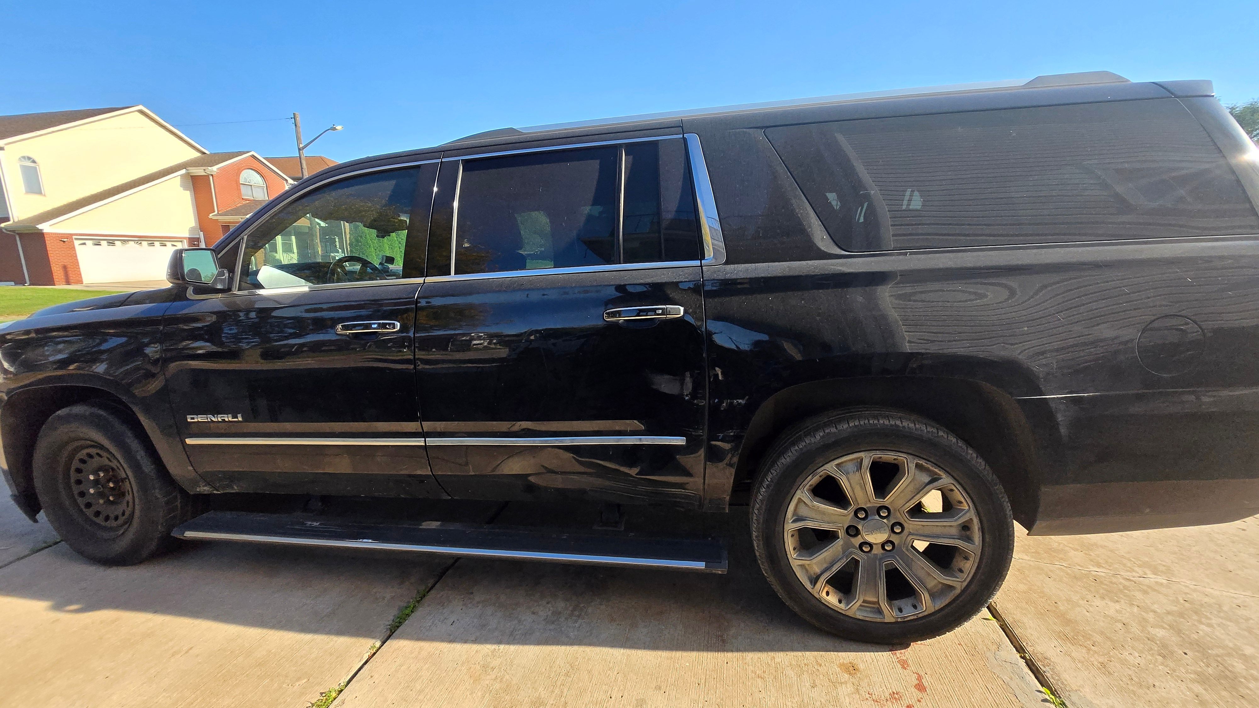 Used 2015 GMC Yukon XL Denali w/ Premium Package AWD/4WD image 6