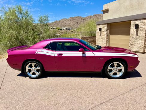 Used 2010 Dodge Challenger R/T RWD image 2