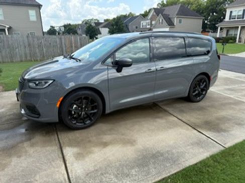 Used 2023 Chrysler Pacifica Touring-L w/ S Appearance Package FWD image 2