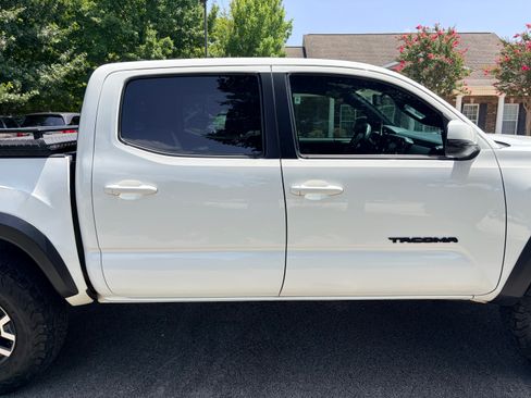 Used 2017 Toyota Tacoma TRD Off-Road AWD/4WD image 10