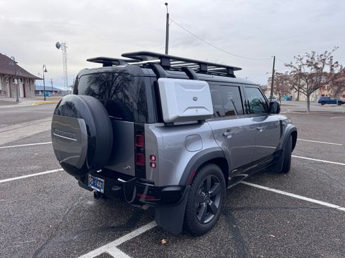 Used 2023 Land Rover Defender 110 X-Dynamic SE image 4