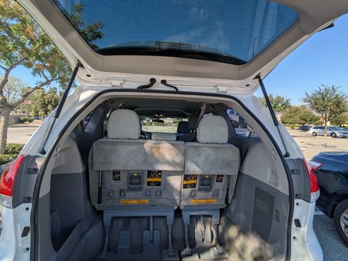 Used 2013 Toyota Sienna L w/ Towing Pkg image 9