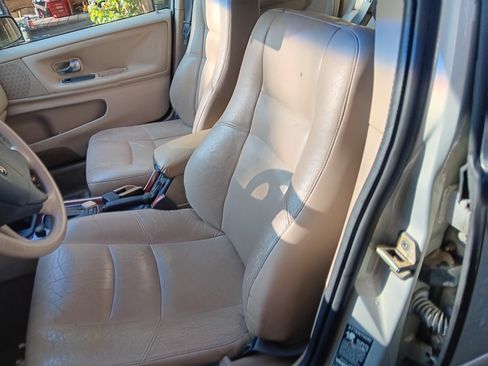 Used 2000 Volvo V70 SE image 12