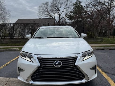 Used 2016 Lexus ES 300h w/ Navigation System Package image 4