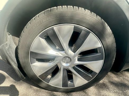 Used 2023 Tesla Model Y AWD image 25