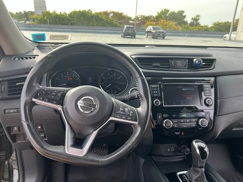 Used 2018 Nissan Rogue SV image 16