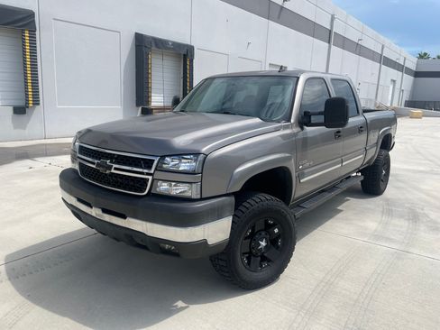 Used 2006 Chevrolet Silverado 2500 LT w/ Onstar Plus Package RWD image 1