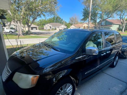 Used 2012 Chrysler Town & Country Limited image 26