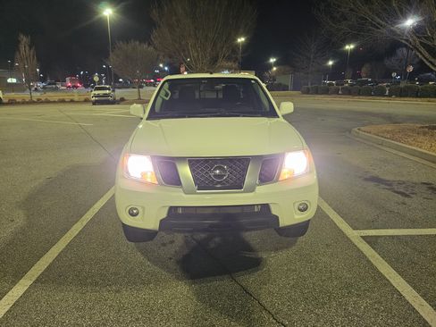 Used 2019 Nissan Frontier PRO-4X image 2