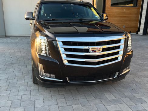 Used 2019 Cadillac Escalade ESV Luxury image 2