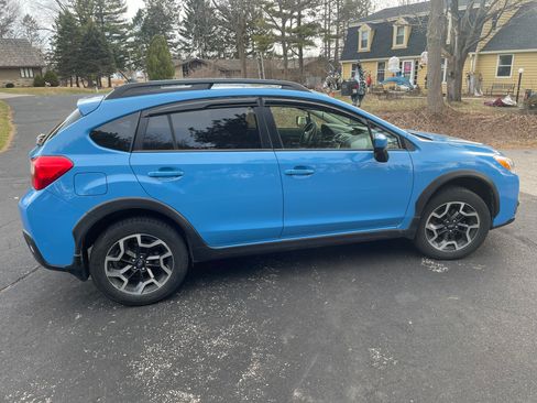 Used 2016 Subaru Crosstrek 2.0i Premium w/ Moonroof Package AWD/4WD image 8
