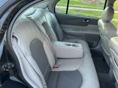 Used 2001 Lincoln Continental image 4