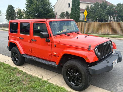 Used 2015 Jeep Wrangler Unlimited Sahara w/ Connectivity Group AWD/4WD image 1