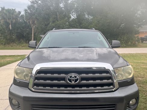 Used 2013 Toyota Sequoia SR5 RWD image 4