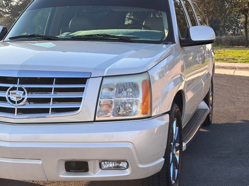 Used 2005 Cadillac Escalade ESV Platinum image 5