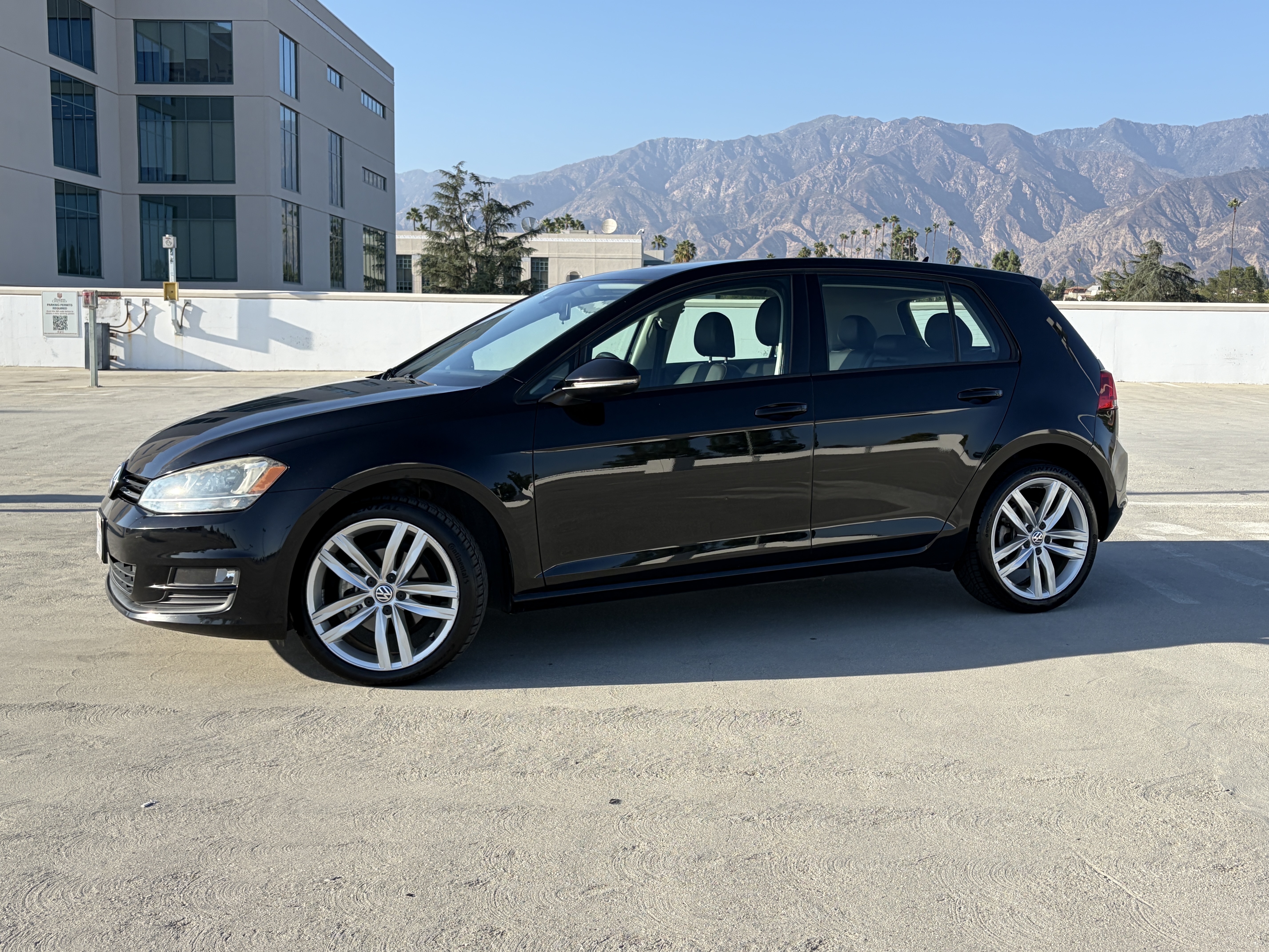 Used 2016 Volkswagen Golf SE w/ Lighting Package FWD image 2