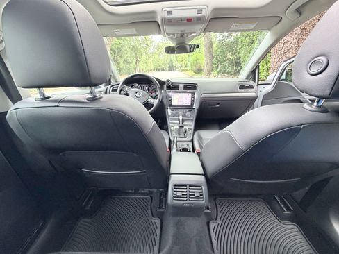 Used 2019 Volkswagen Golf SE FWD image 12