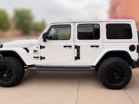 Used 2018 Jeep Wrangler Unlimited Sahara AWD/4WD image 8