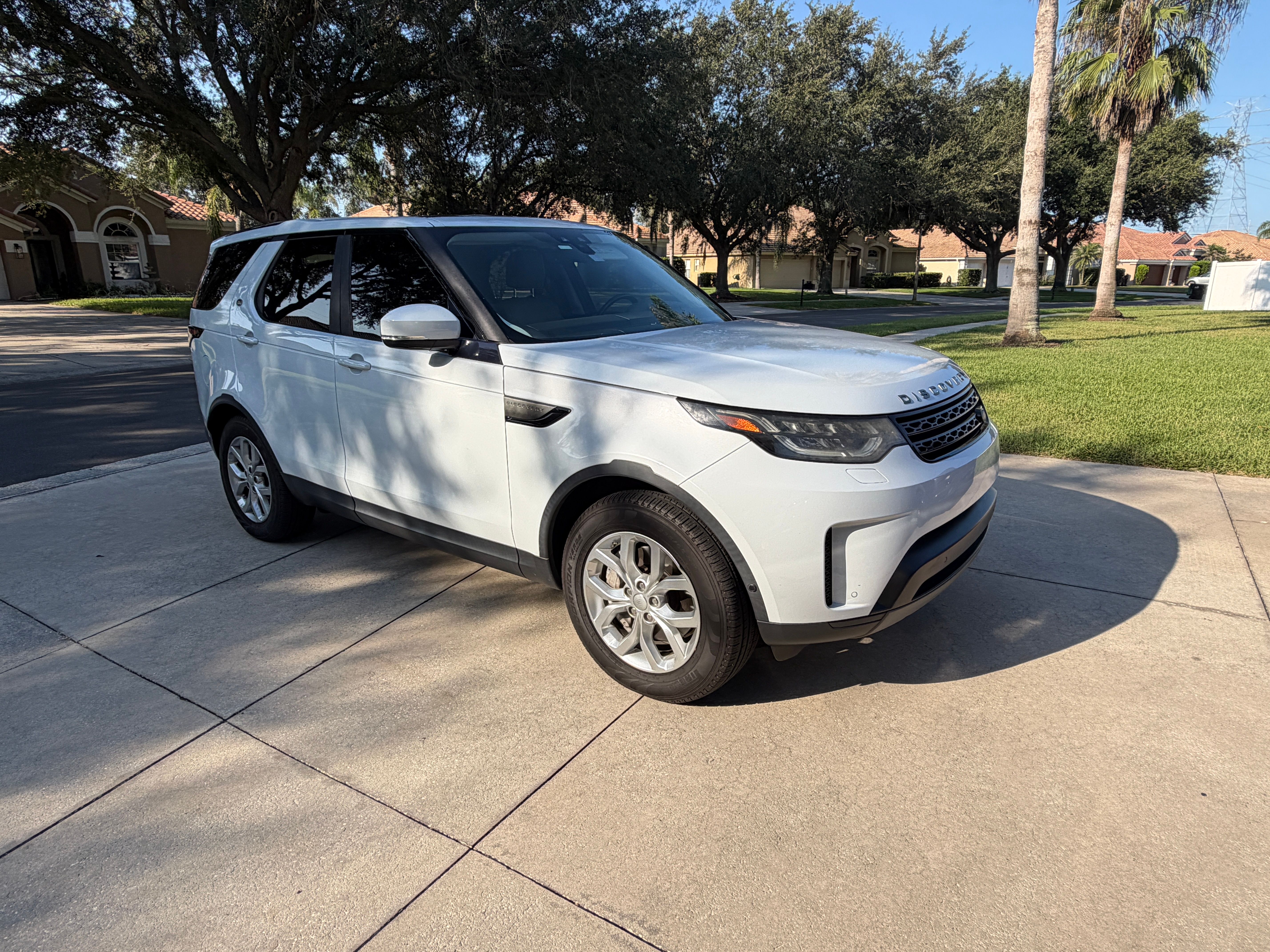 Used 2019 Land Rover Discovery SE AWD/4WD image 4