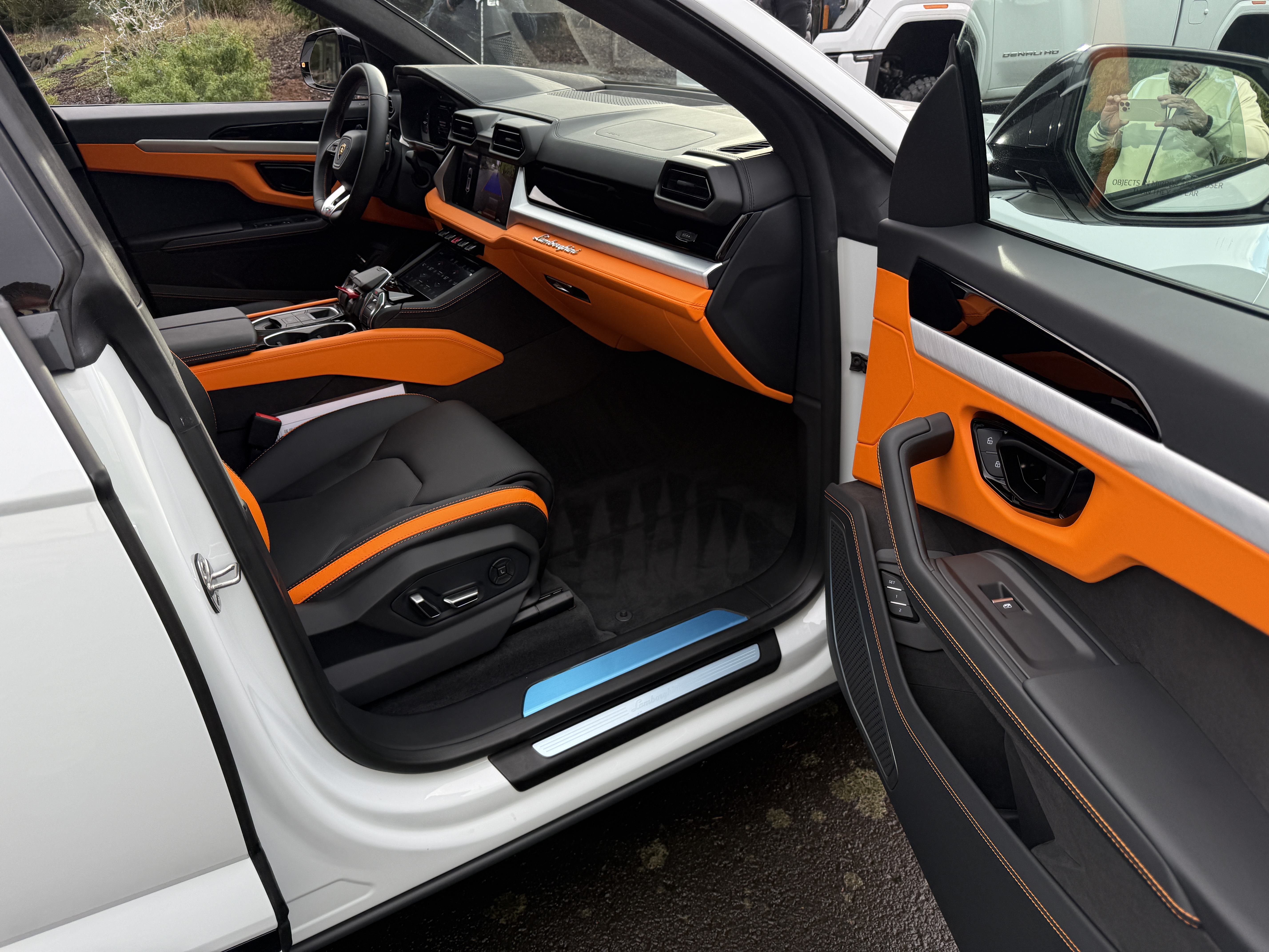 Used 2025 Lamborghini Urus SE AWD/4WD image 6